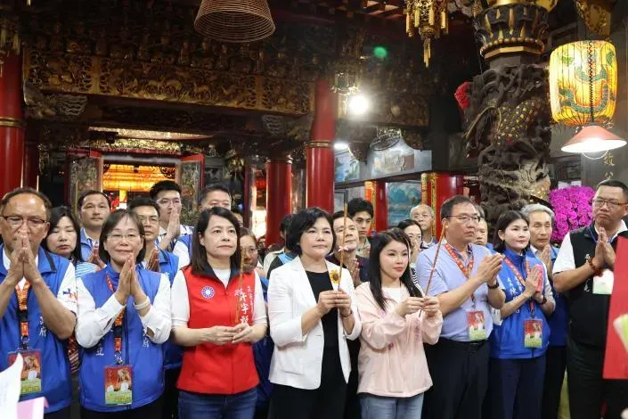 張麗善帶領縣府團隊向白沙屯媽祖參拜，祈求國泰民安、風調雨順、114年全國運動會圓滿順利。（圖／雲林縣政府提供）