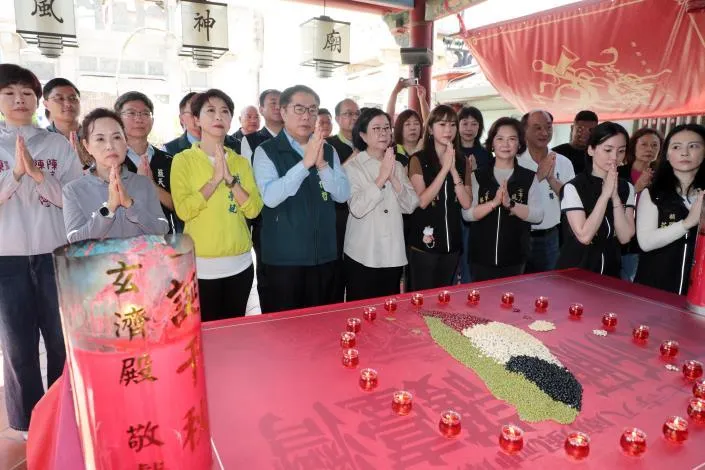 黃偉哲12日參拜風神廟。(圖/台南市政府提供)