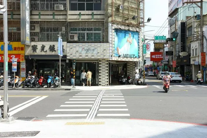 視覺功能障礙引導標線。（圖／翻攝自嘉義市政府警察局官網）