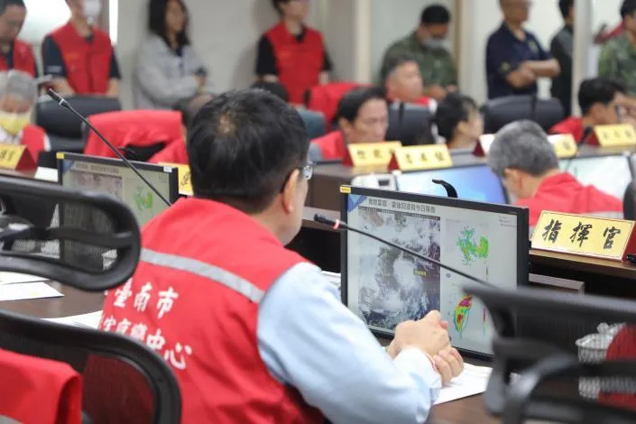 台南市長黃偉哲11日主持台南市災害應變中心主持第3次工作會報。（圖／台南市政府）