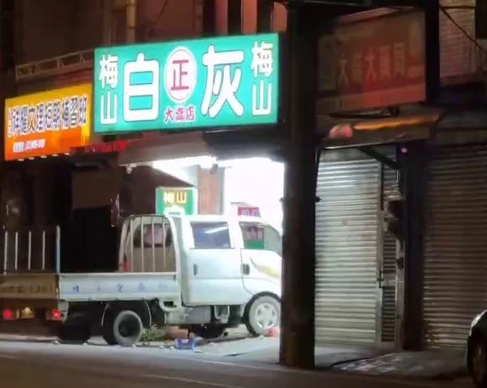 撞進檳榔攤瞬間。（圖／翻攝neo_fule的Threads）