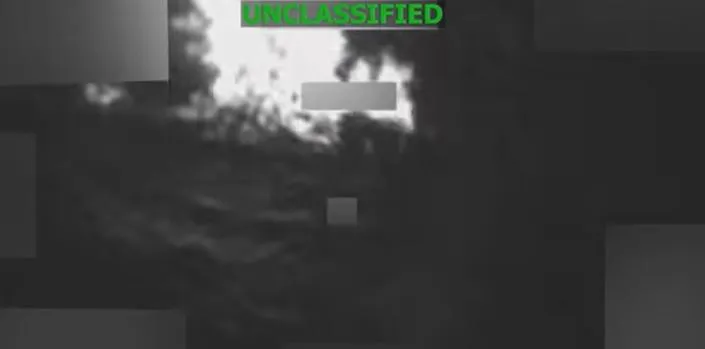 美軍24日曝光轟炸走私毒品船隻畫面。（圖／翻攝美國南方司令部臉書）
