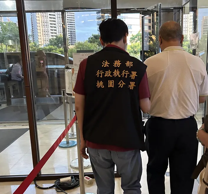 桃園分署聲請管收胡男獲裁准，解送前往看守所。（圖／桃園分署提供）