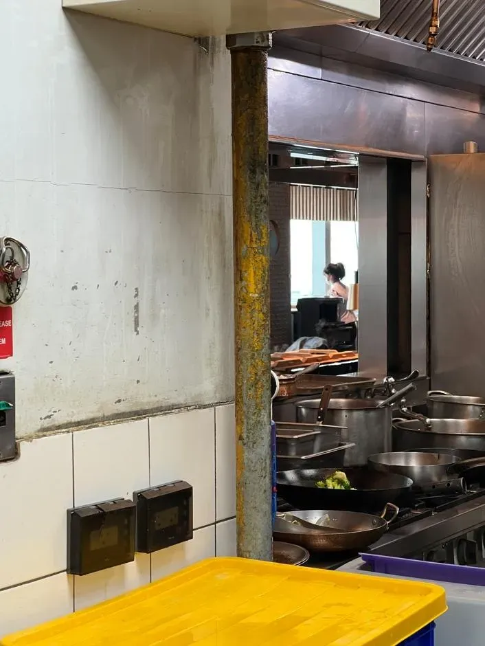 北市衛生局查獲冰箱食材未覆蓋及部分牆面不潔。(圖/北市衛生局提供)