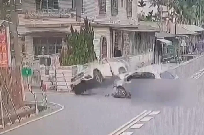 2車行經路口未減速相撞。（圖／警方提供）