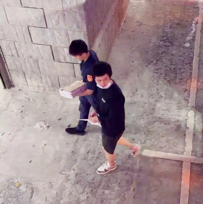 孫安佐被上銬帶下囚車。（圖／翻攝畫面）