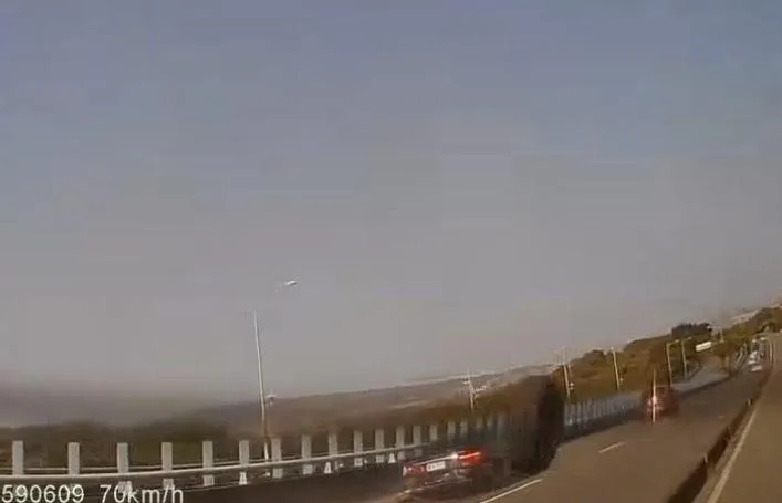 賓士追撞休旅車瞬間，大量車體零件與輪胎噴飛。（圖／民眾提供）