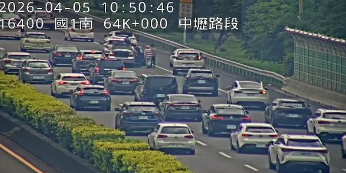 國1北向 63.4 公里處發生 3 輛小車追撞事故，占用外線車道。（圖／高公局提供）