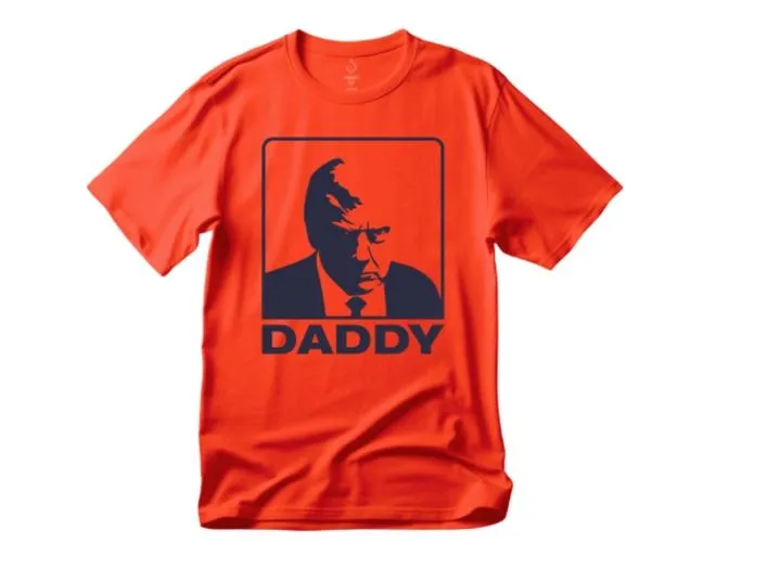 川普「Daddy」T恤。（圖/翻攝川普競選商品網站）