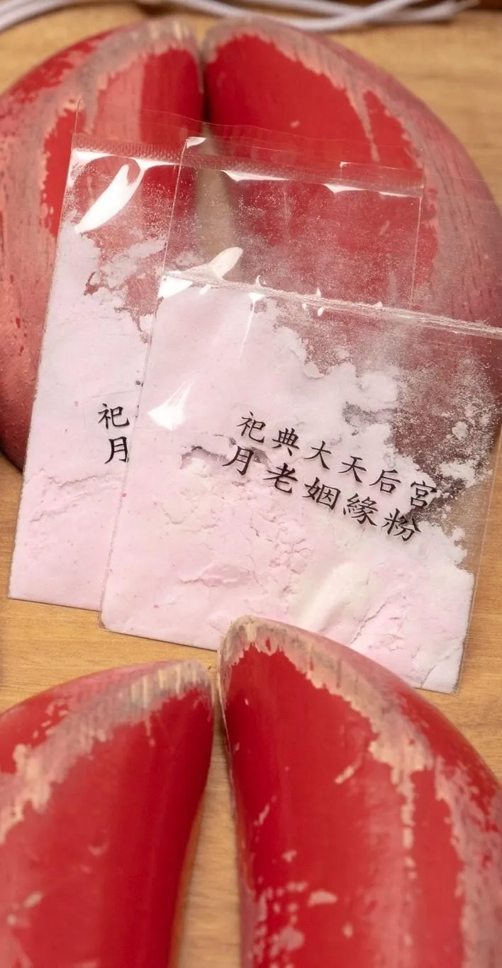 祀典大天后宮內的月老,可供信眾擲笅求「緣粉」。(圖/翻攝祀典大天后宮臉書)