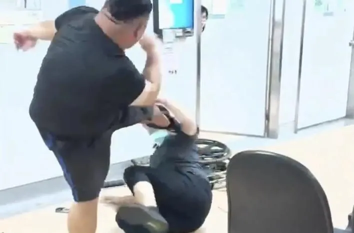 新店耕莘醫院日前發生醫療暴力事件。（圖／翻攝畫面）