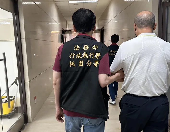 桃園分署聲請管收胡男獲裁准，解送前往看守所。（圖／桃園分署提供）