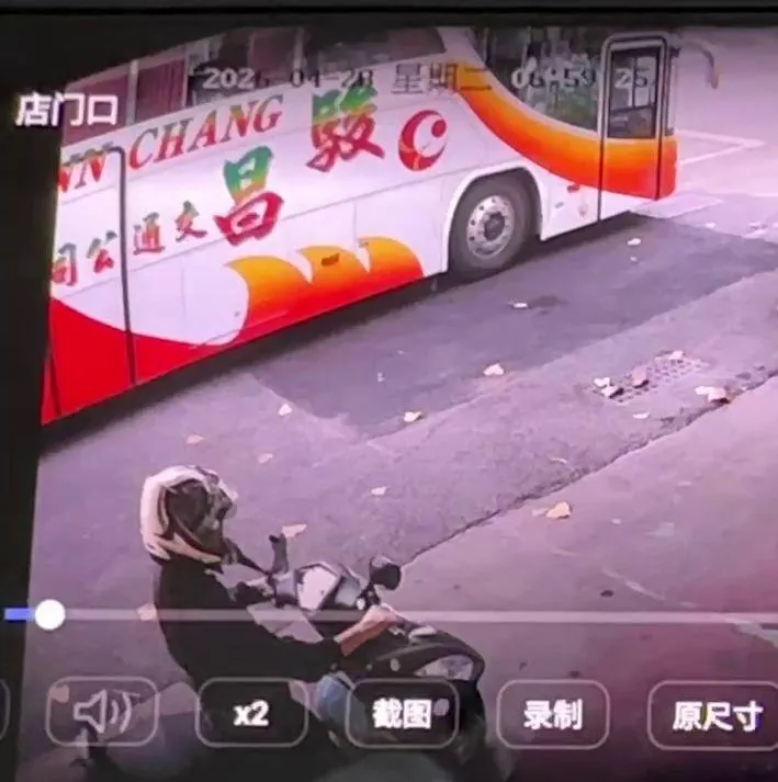 林男開的校車違停,被指是整起死亡車禍發生的「前因」。(圖/中天新聞)