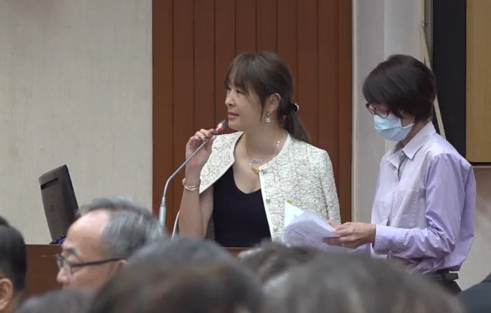 台北101董事長賈永婕14日赴立院財委會備詢的穿搭，被民進黨籍召委賴惠員認為不夠純樸。（圖／中時吳靜君攝）
