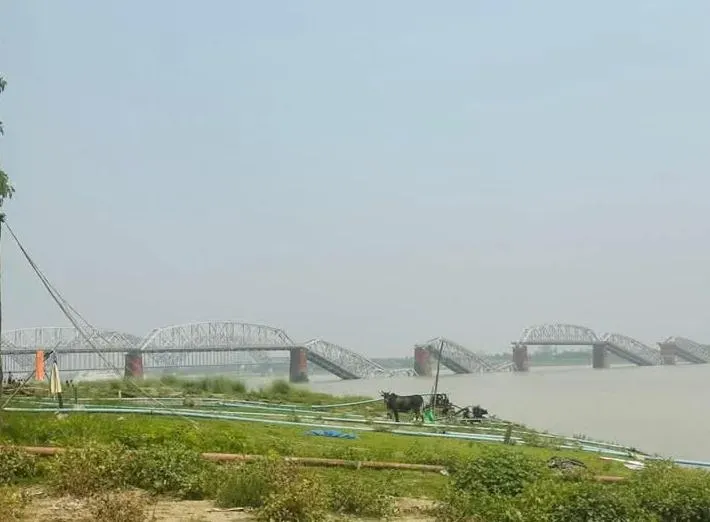 實皆大橋因強震倒塌。(圖/翻攝X)