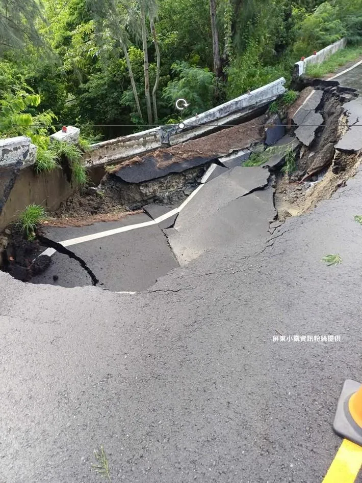 道路坍方畫面。(圖/屏東小鎮資訊提供)