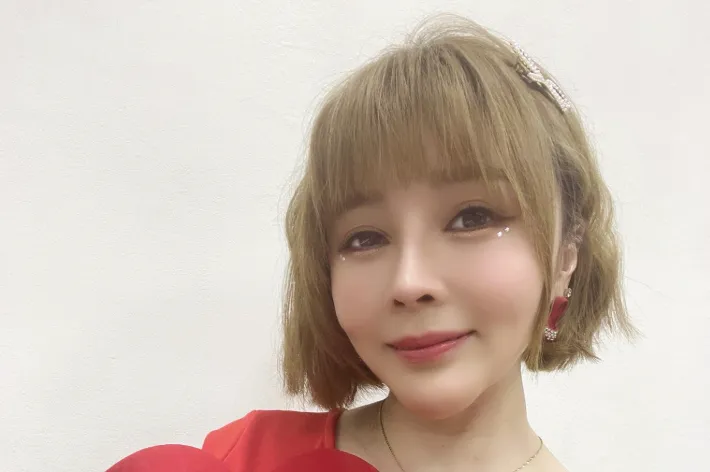 曾被封為「台語小天后」的台語歌手蕭玉芬，近來透露曾因喉嚨出現異常狀況，就醫檢查後，被診斷可能是聲帶長繭或聲帶萎縮。（圖／翻攝自蕭玉芬臉書粉專）