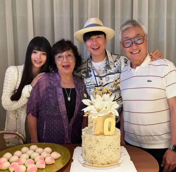 林俊傑與家人、女友七七合照，（圖／翻攝自林俊傑IG)