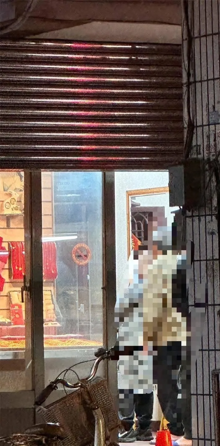 銀樓遭搶後，警方獲報立刻前來調查及蒐證。（圖／翻攝新屋生活網）