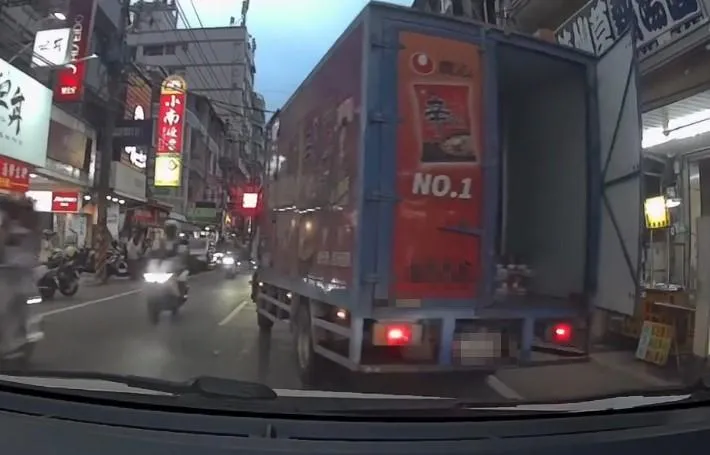 貨車後車箱車門沒關。（圖／翻攝自「爆料公社 」）