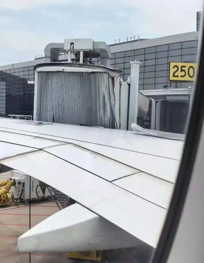 飛機停靠過程中發生數次碰擦。（圖／翻攝微博）