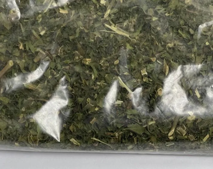 一批由「大晃傳英食品科技有限公司」從越南進口的「綠茶」被檢出多項農藥超標。（圖／食藥署提供）