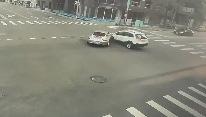 保時捷與休旅車在路口發生碰撞。（圖／翻攝畫面）