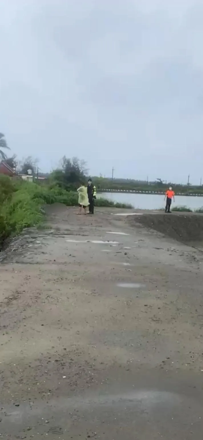 台南安南區一處魚塭驚傳命案，警方已拉起封鎖線展開調查。（圖／中天新聞）