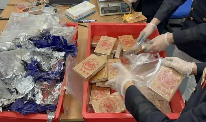 警方查獲30塊海洛因磚。（圖／翻攝畫面）