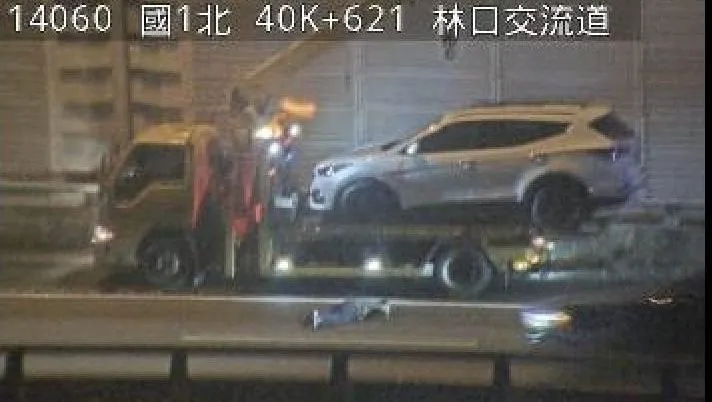國道1號五楊高架發生嚴重車禍。（圖／翻攝畫面）