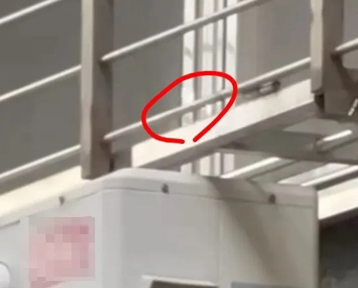 一名網友分享畫面並驚呼「怎麼看起來是電流」，只見窗框與牆面交界處突然閃過一道微弱的光芒。（圖／su_ivan授權提供）