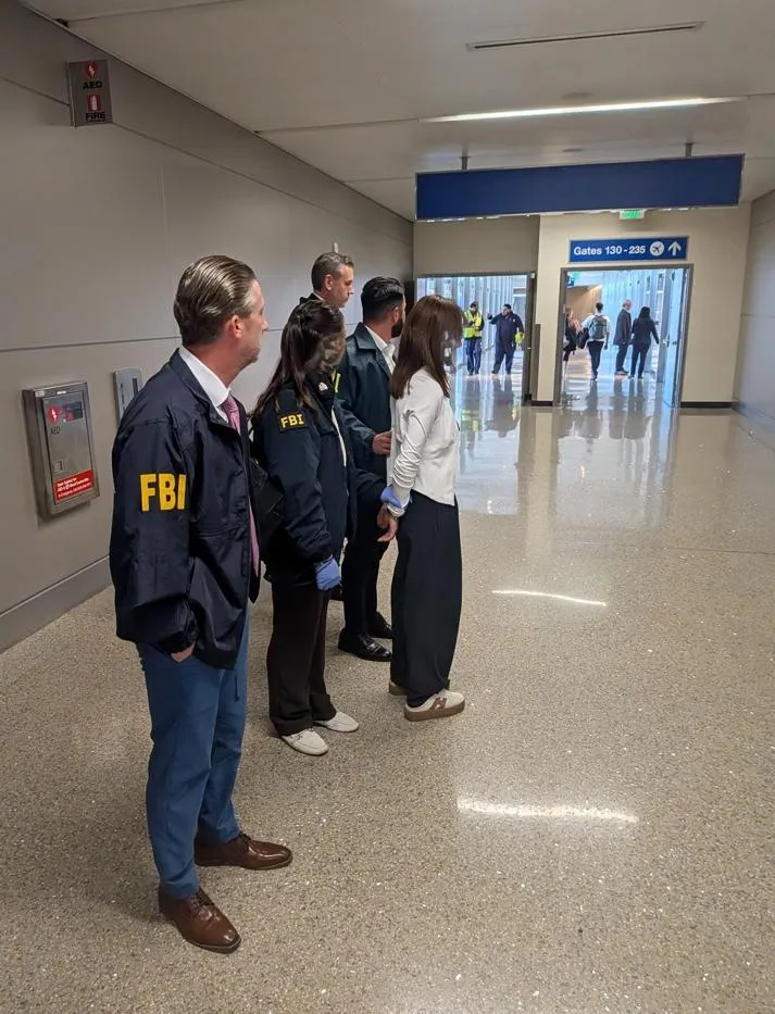 華裔房仲張婉瑩4日在洛杉磯國際機場遭逮捕。（圖／翻攝X「FBI洛杉磯分局」）