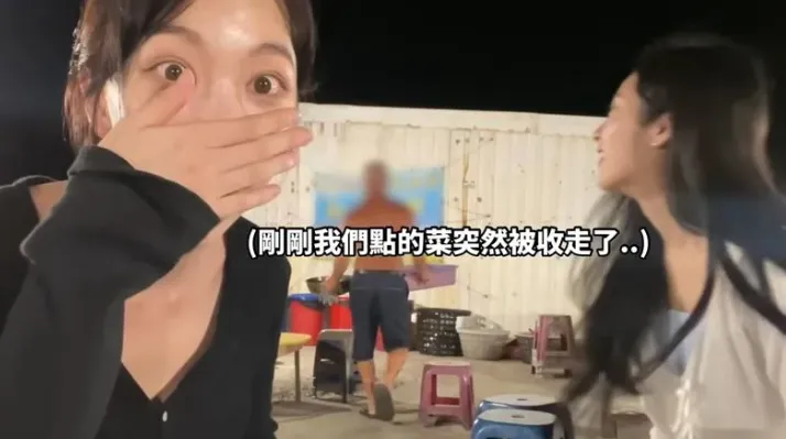 老闆直接收走尹到怡她們點的餐。（圖／翻攝自윤도이 尹到怡 DOILY LIFE 頻道）
