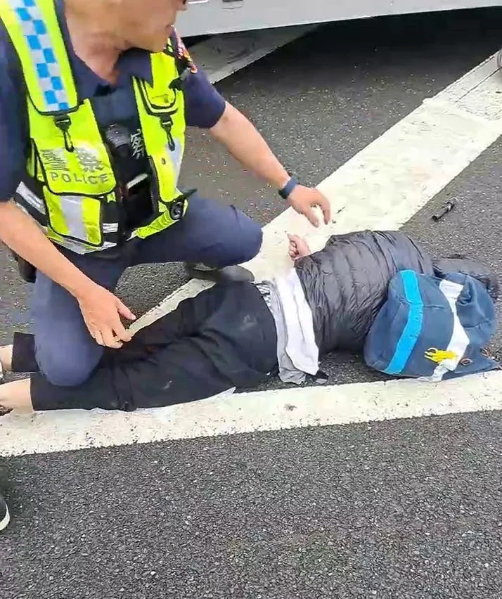 張男被警方壓制時，口中不斷念念有詞。（圖／中天新聞）
