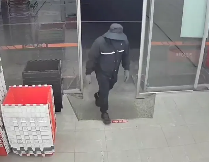 嘉義縣水上鄉1名41歲黃姓男子趁凌晨人少時,全身裹緊緊潛入蝦皮無人門市破壞機台竊取現金。(圖/翻攝畫面)