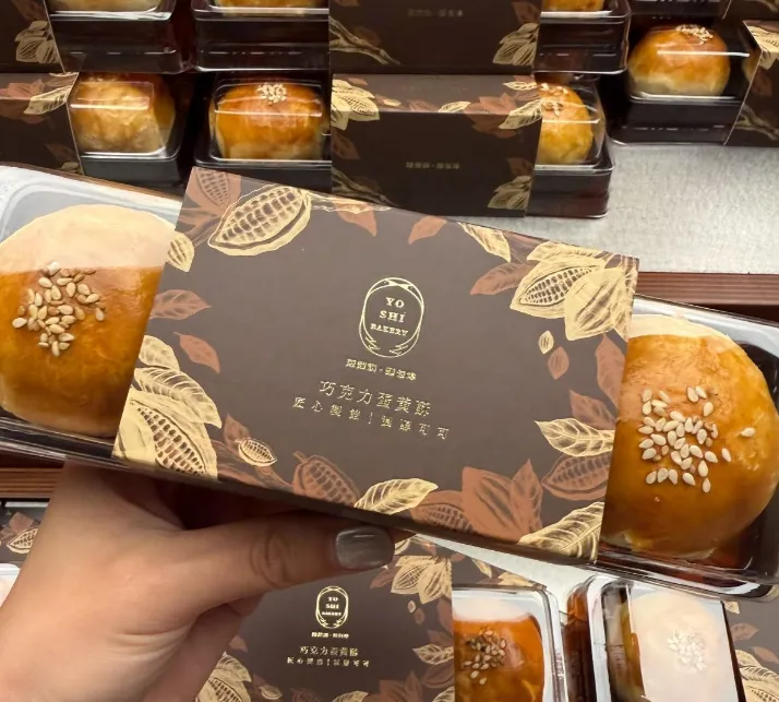 巧克力蛋黃酥一盒3入，售價為320元，每人限購3盒。（圖／翻攝自臉書／陳耀訓·麵包埠Yoshi Bakery）