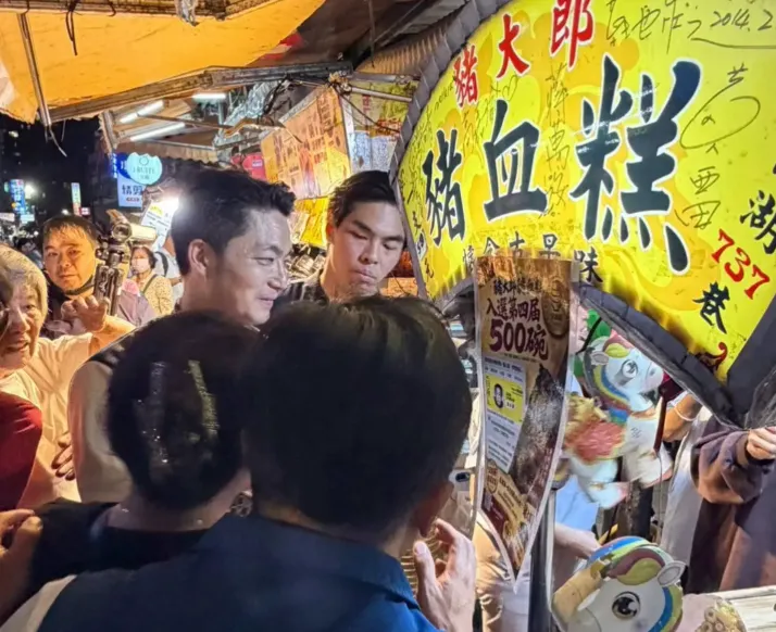 台北市長蔣萬安27日夜訪737夜市。（圖／李明賢臉書）
