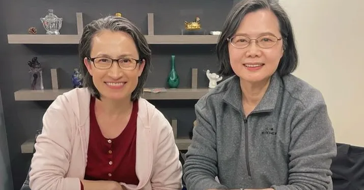 蔡英文(右)與蕭美琴擔任敏迪結婚的證婚人。(圖/翻攝自蔡英文 臉書)