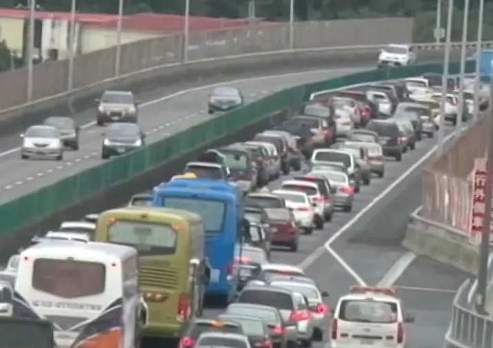 宜蘭返回台北要走的國道5號時常塞車，有民眾提醒千萬別跟著導航抄捷徑，否則開車時間至少再慢30分鐘以上。（示意圖／中天新聞）