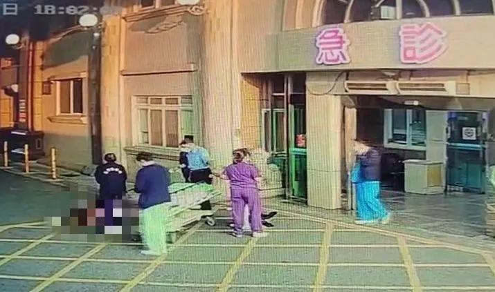 徐男被丟包在急診室畫面。(圖/中天新聞)