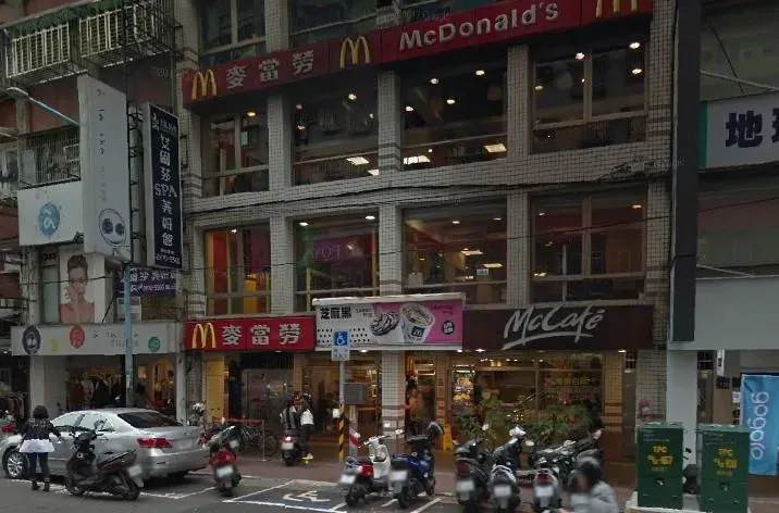當時在新北市消防局任職的蔡一郎與妻子黃櫻惠，因5歲兒子在新北市土城區裕民店玩耍時跌斷手，向麥當勞稱要檢舉消防設施不合格，索討7060萬元賠償金。（圖／翻攝自Google Maps）