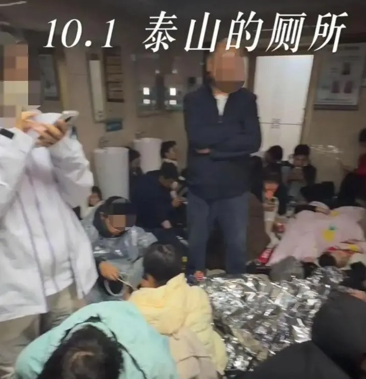 泰山的廁所擠滿人。（圖/翻攝新浪微博）