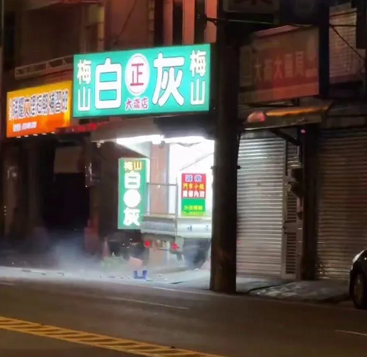 整輛都撞進去了。（圖／翻攝neo_fule的Threads）
