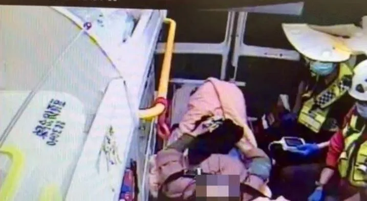 母子最後都被送往醫院,2人都平安。(圖/翻攝畫面)