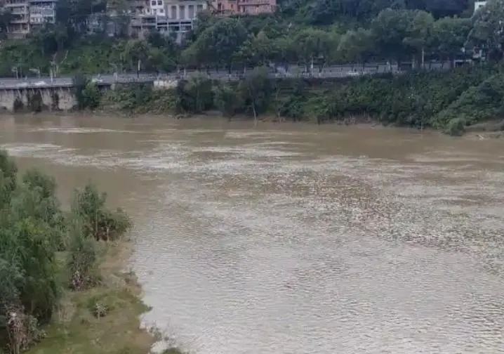 事發河川。（圖/翻攝新浪微博）