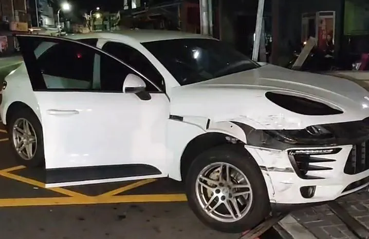事故不僅造成車輛嚴重受損,還導致附近上百戶停電。(圖/翻攝畫面)