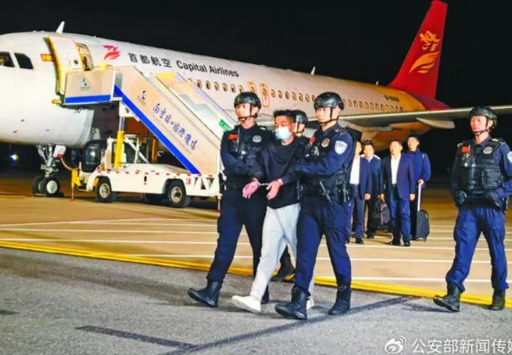 佘智江抵達南京機場。（圖/翻攝新浪微博）