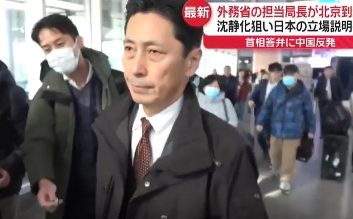 金井正彰抵達北京。(圖/翻攝NNN)