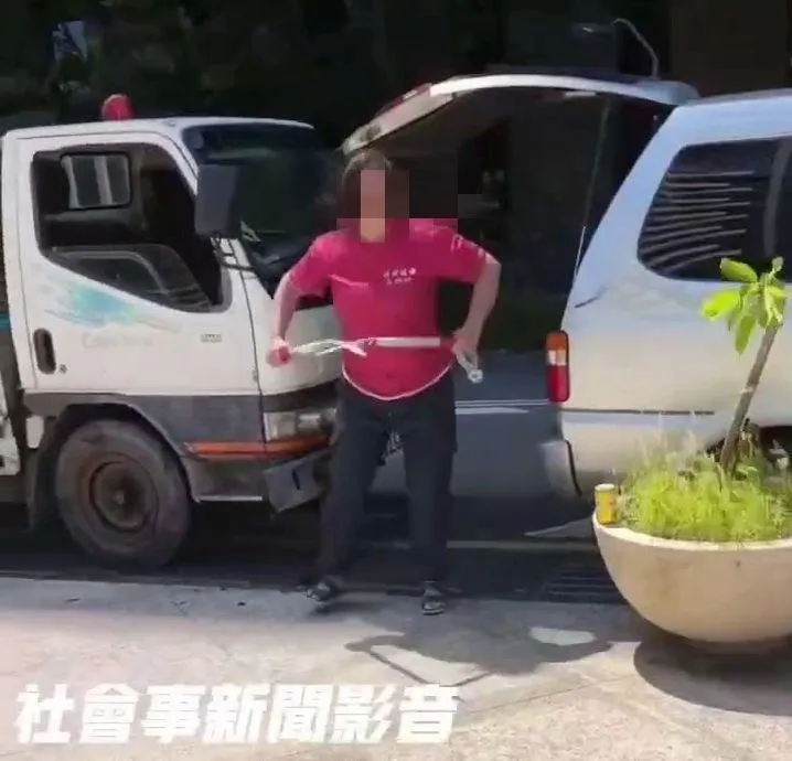 劉女一度換拿剪樹木的大剪刀,對著溫男做出「剪下去」的動作。(圖/社會事新聞影音)
