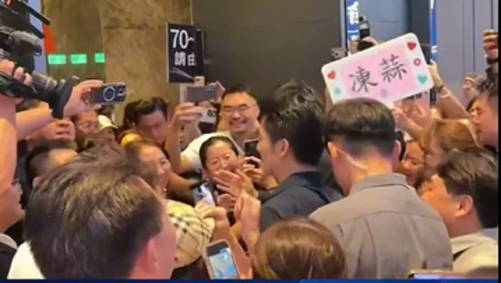 台北市長蔣萬安前天出席雙北觀光產業中秋論壇，被支持者簇擁。（圖／政客爽臉書）